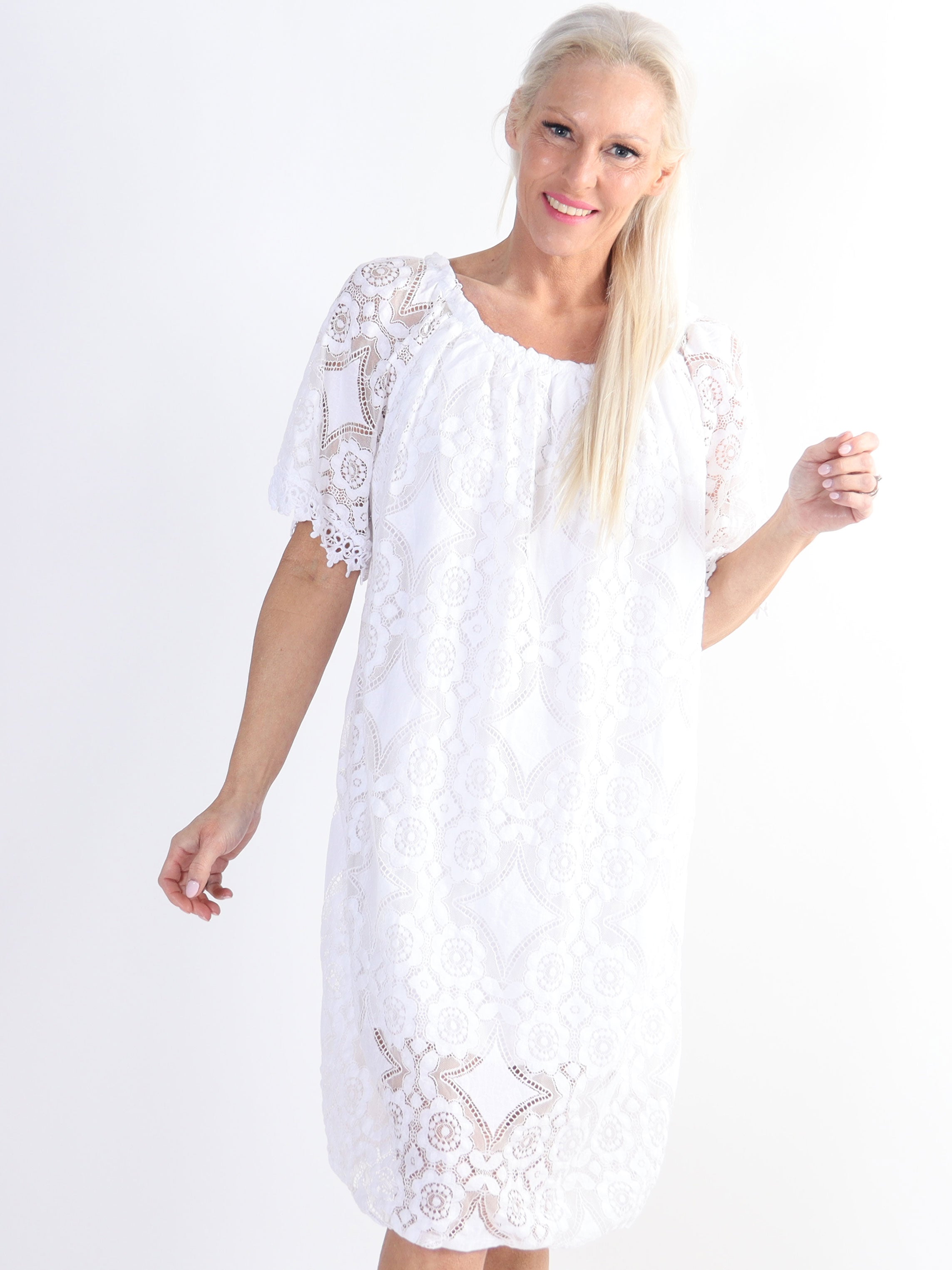 Thea - Spetsklänning med elastisk halsringning i stora storlekar